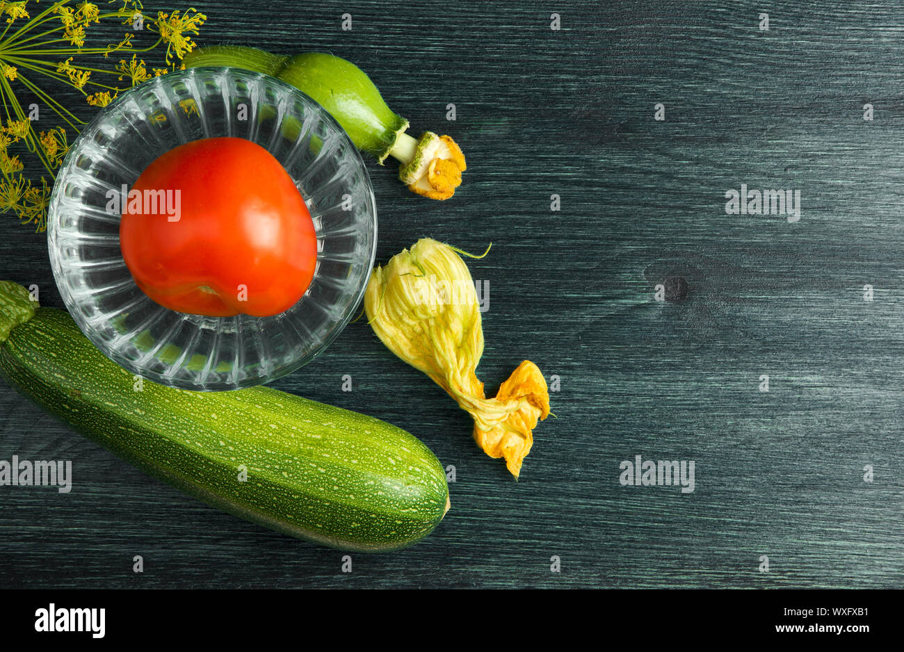 Gemüse auf Hintergrund. Frisches Gemüse auf einer hölzernen Oberfläche. Platz kopieren Stockfoto