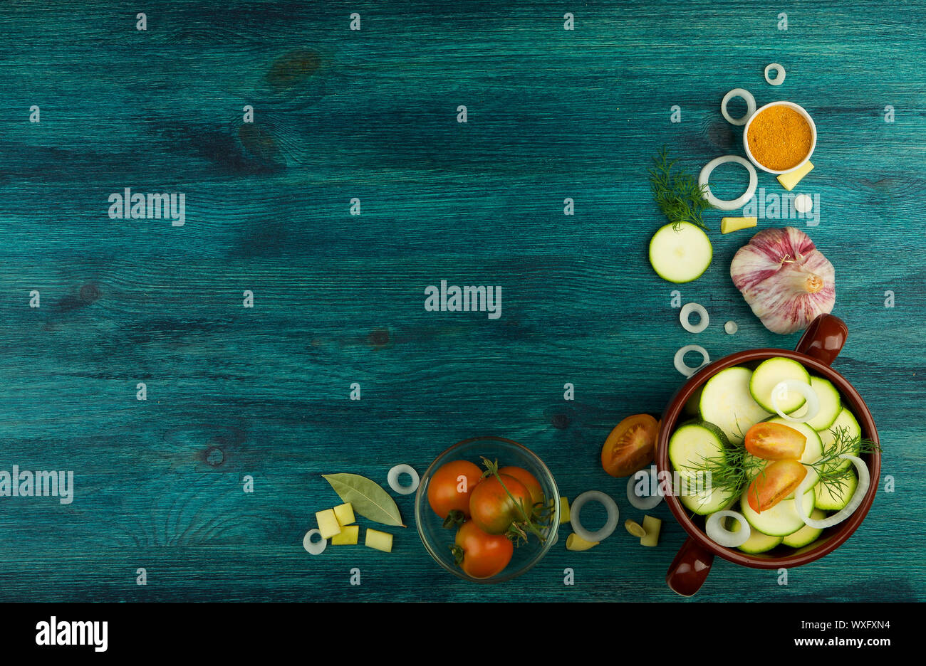 Gemüse auf Hintergrund. Frisches Gemüse und Gewürze auf einem Holz- Oberfläche. Platz kopieren Stockfoto