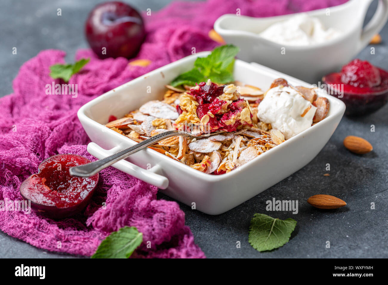 Hausgemachte pflaume Crumb. Gesundes Frühstück. Stockfoto