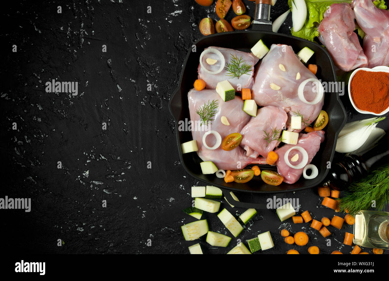 Frische grüne Zucchini auf einen dunklen Tisch. Die Aussicht von oben. Kopieren Sie Platz. Stockfoto