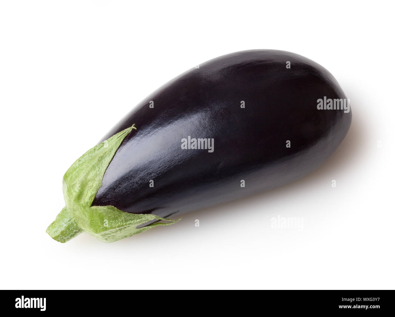 Frische Aubergine auf weißem Hintergrund mit Freistellungspfad isoliert Stockfoto