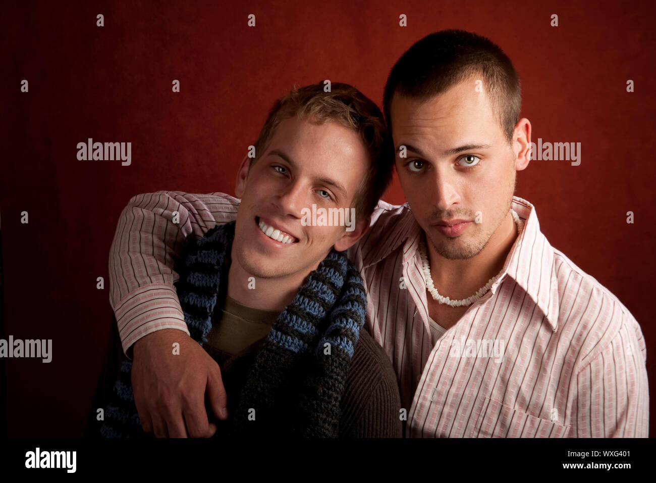 Porträt von zwei jungen Männern, die im Studio Stockfoto