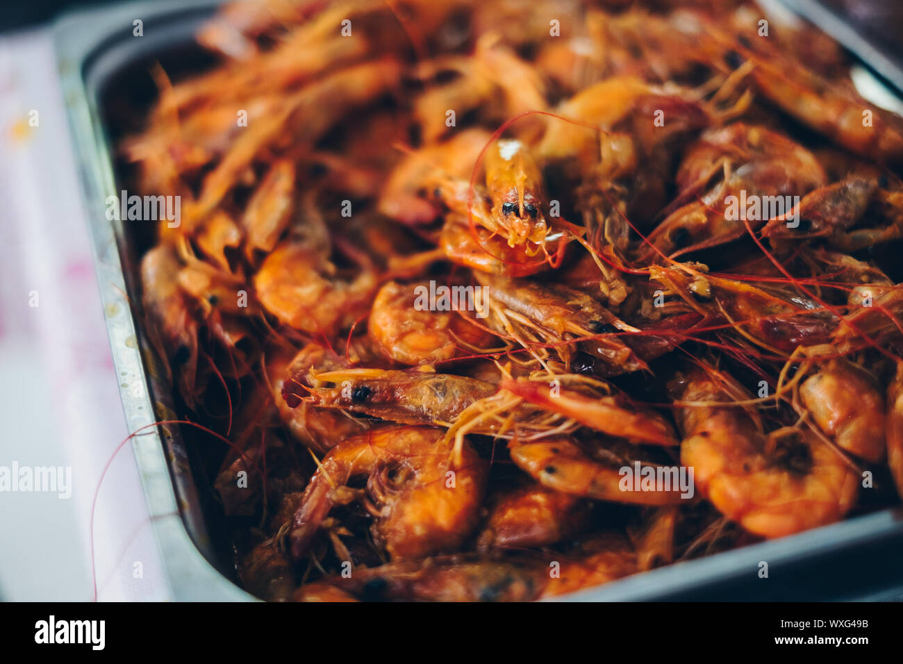 Lecker und schmackhaft zubereiteten Krabben oder Garnelen auf einem Silbertablett. Selektive konzentrieren. Kopieren Sie Raum auf der linken Seite. Stockfoto