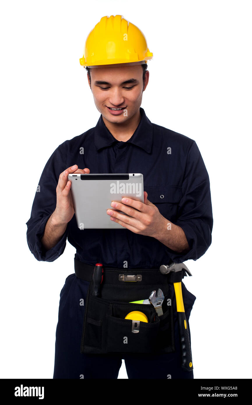 Junge Maschinenbauingenieur Zugriff auf Touch-Pad-Gerät Stockfoto