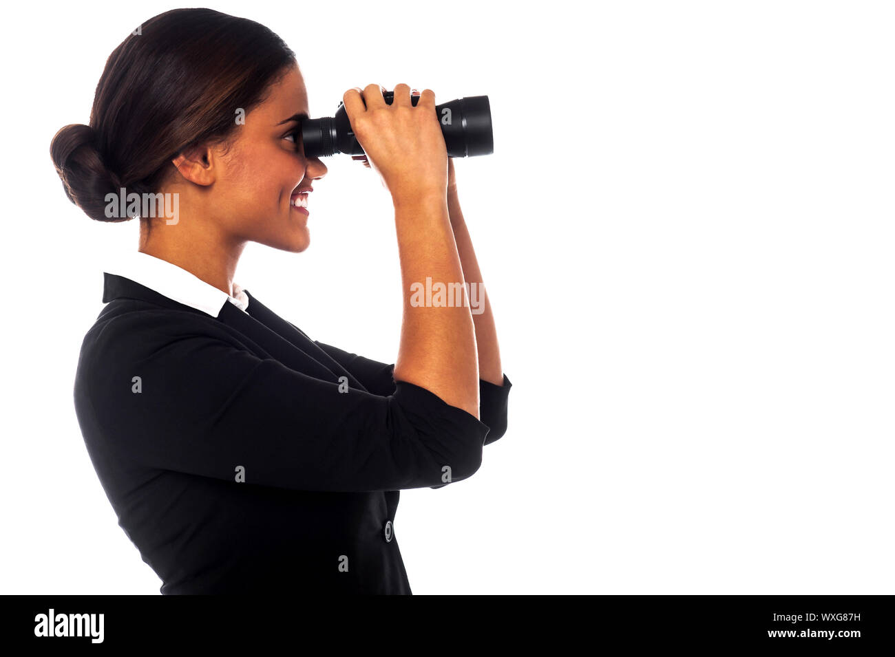 Junge Geschäftsfrau, die ein Auge auf ihr Team aus Distanz Stockfoto
