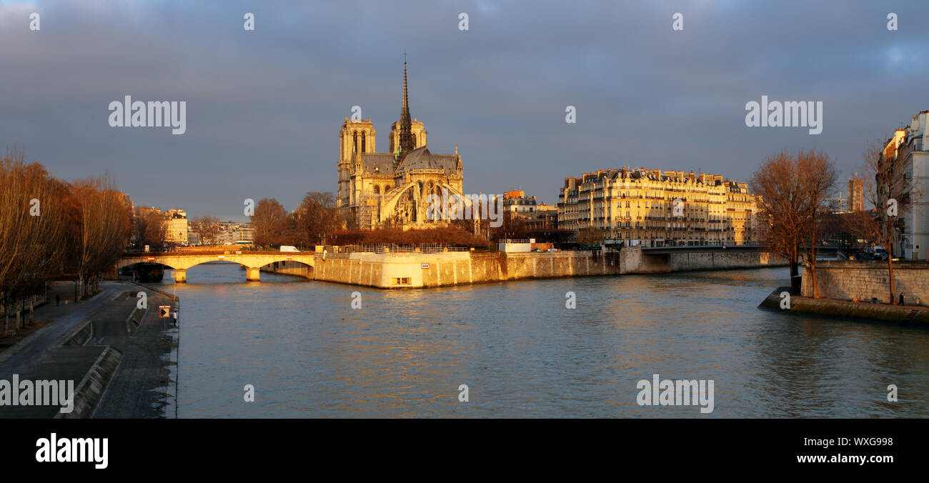 Notre Dame bei Sonnenaufgang - Paris, Frankreich Stockfoto