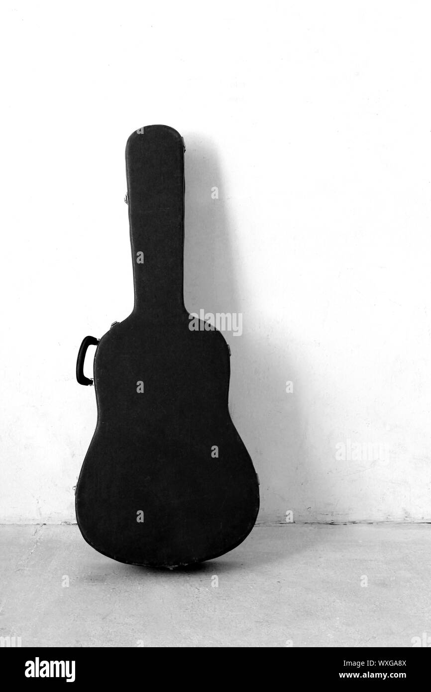 Die alten Gitarrenkoffer in schwarz / weiß Stockfoto