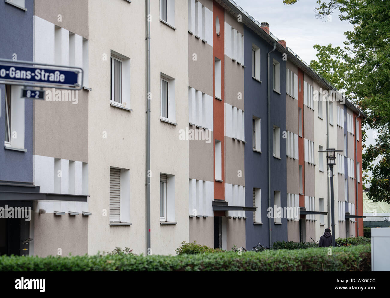 16. September 2019, Hessen, Frankfurt/Main: Ein renovierter Wohnungen Immobilien im Fecheheim Bezirk als Beispiel für klimaneutrales Leben. Die bausubstanz der landeseigenen Wohnungsunternehmen Nassauische Heimstätte (NH) ist mit Klima-neutral bis 2050. Foto: Frank Rumpenhorst/dpa Stockfoto