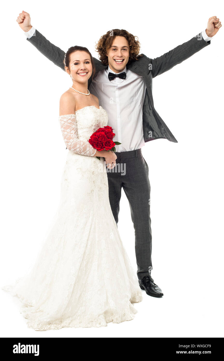 In voller Länge Portrait von aufgeregt Bräutigam posiert neben seiner geliebten Frau Stockfoto