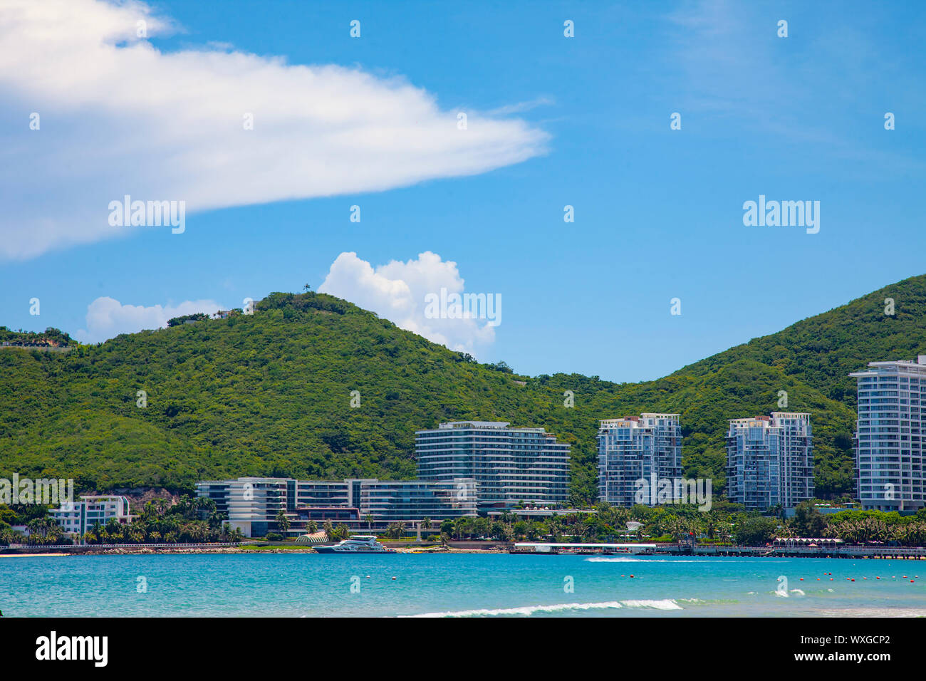 Hainan Insel tropischer sonniger Tag mit Meer und blauem Himmel Stockfoto