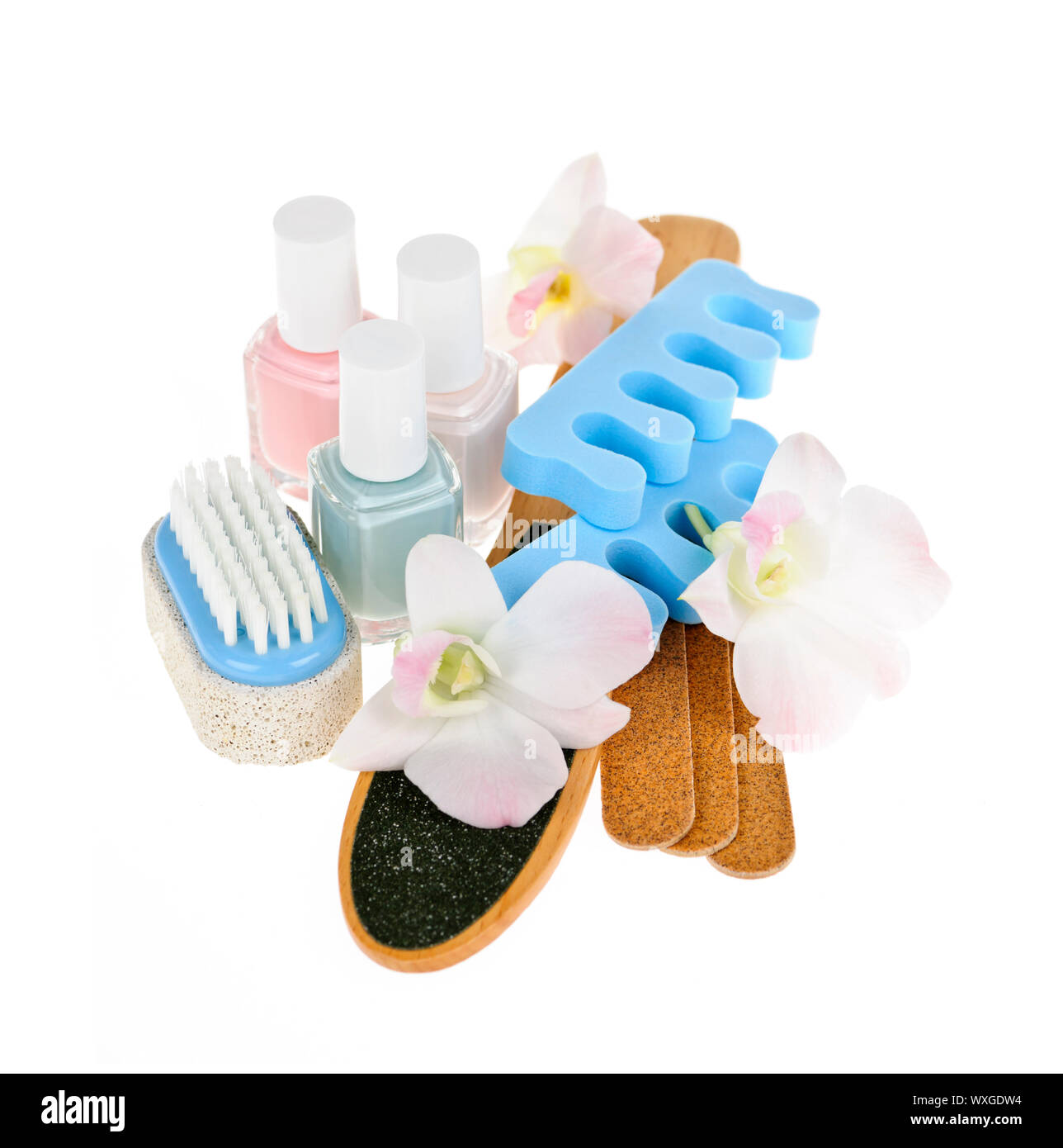 Pediküre Zubehör mit Nagellack auf weißem Hintergrund Stockfoto