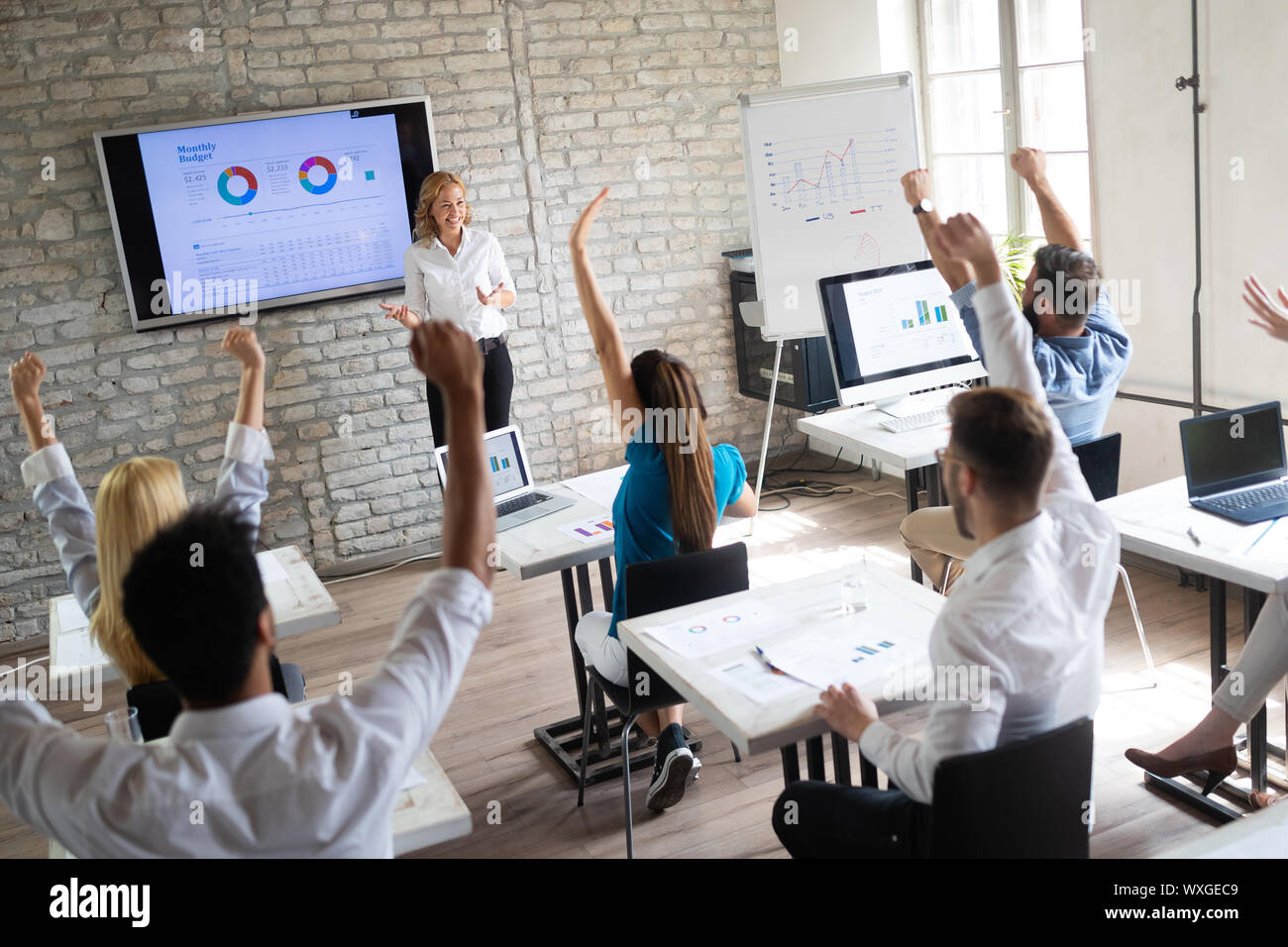 Erfolgreiche glücklichen Gruppe von Menschen lernen Software Engineering und Business während der Präsentation Stockfoto