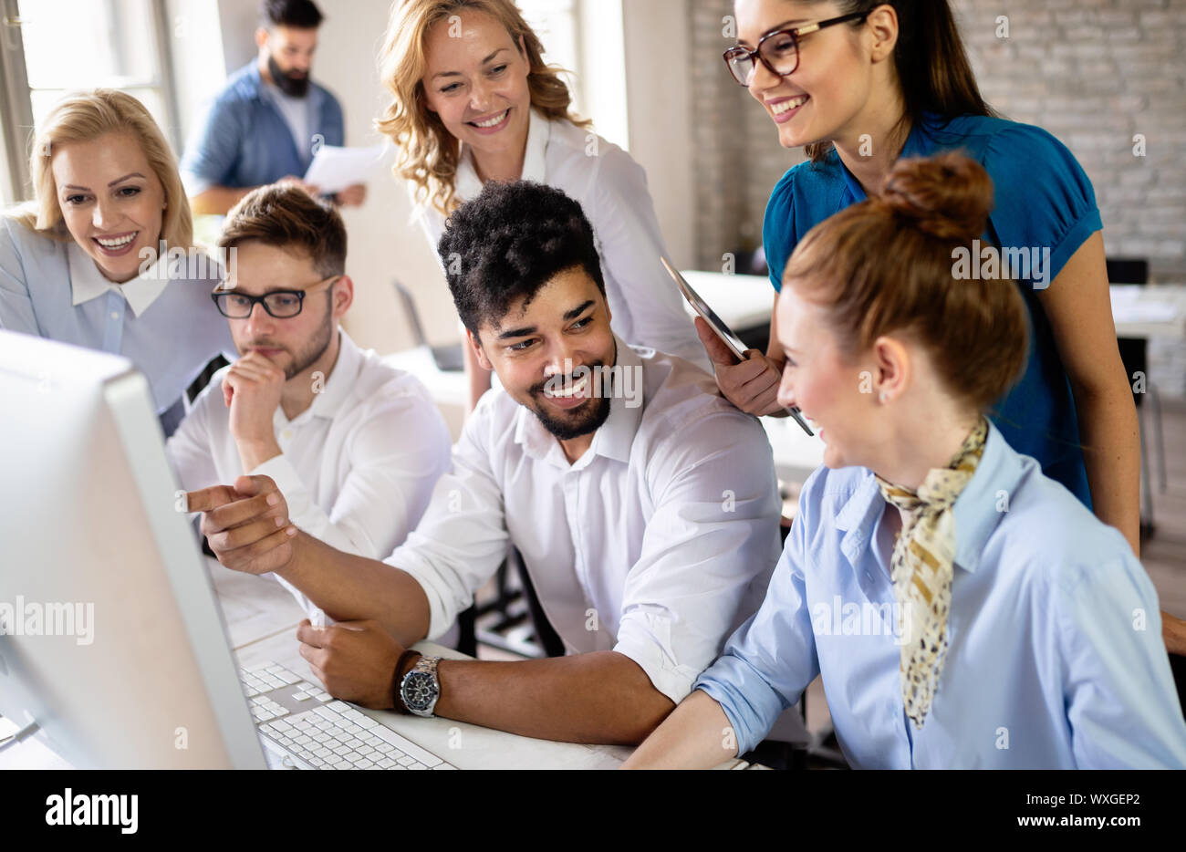 Erfolgreiche glücklichen Gruppe von Menschen lernen Software Engineering und Business während der Präsentation Stockfoto