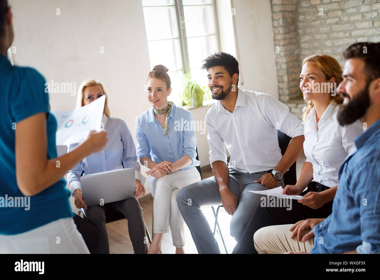 Erfolgreiche glücklichen Gruppe von Menschen lernen Software Engineering und Business während der Präsentation Stockfoto
