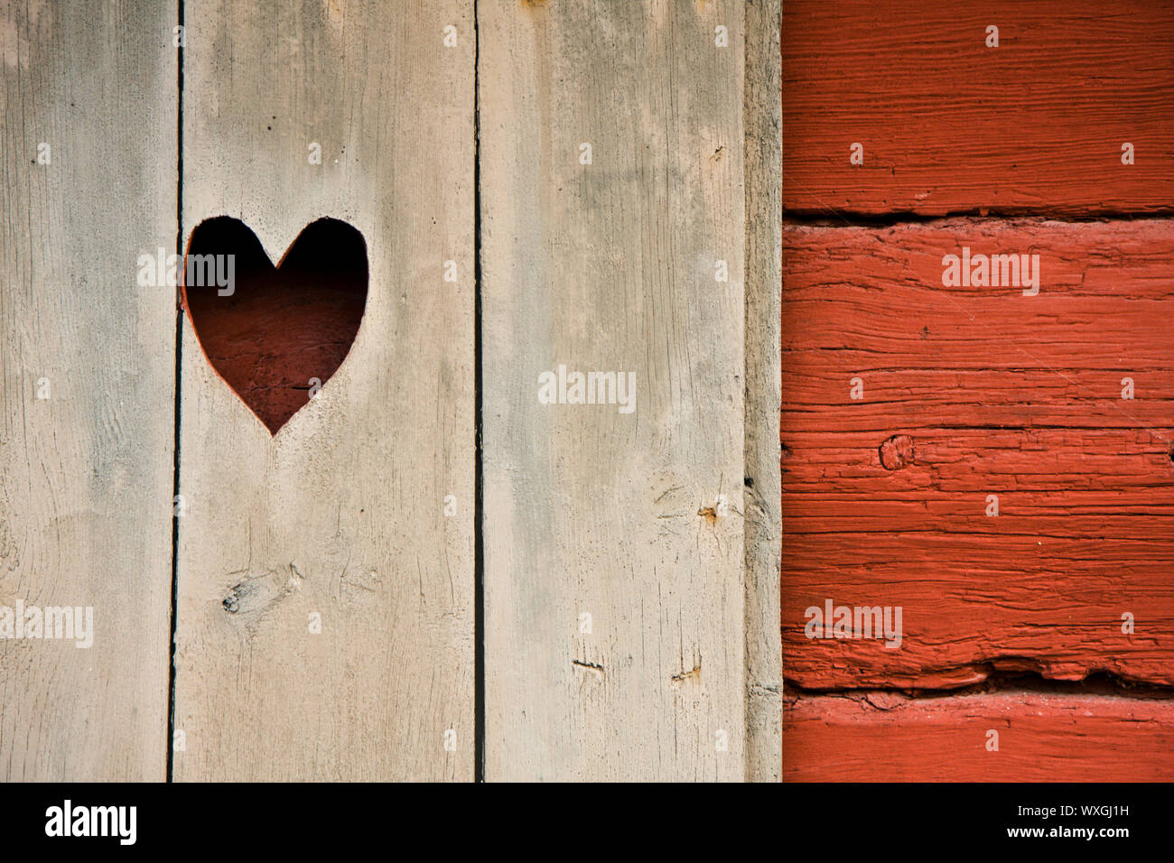 Herz Symbol in Shutter ist ein Cottage Stockfoto