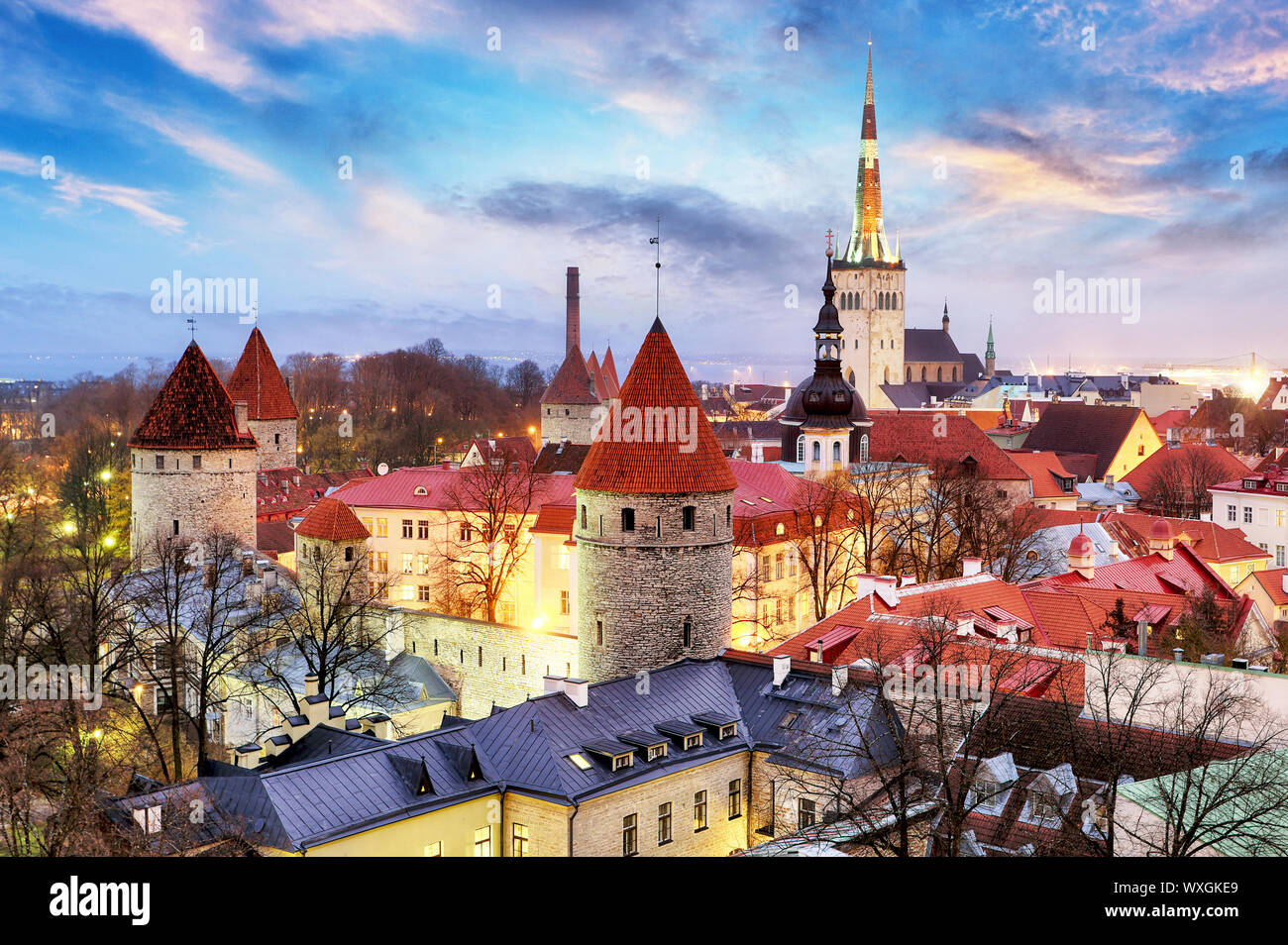 Tallinn, Estland Blick auf die Altstadt von Toompea Hügel bei Sonnenaufgang Stockfoto