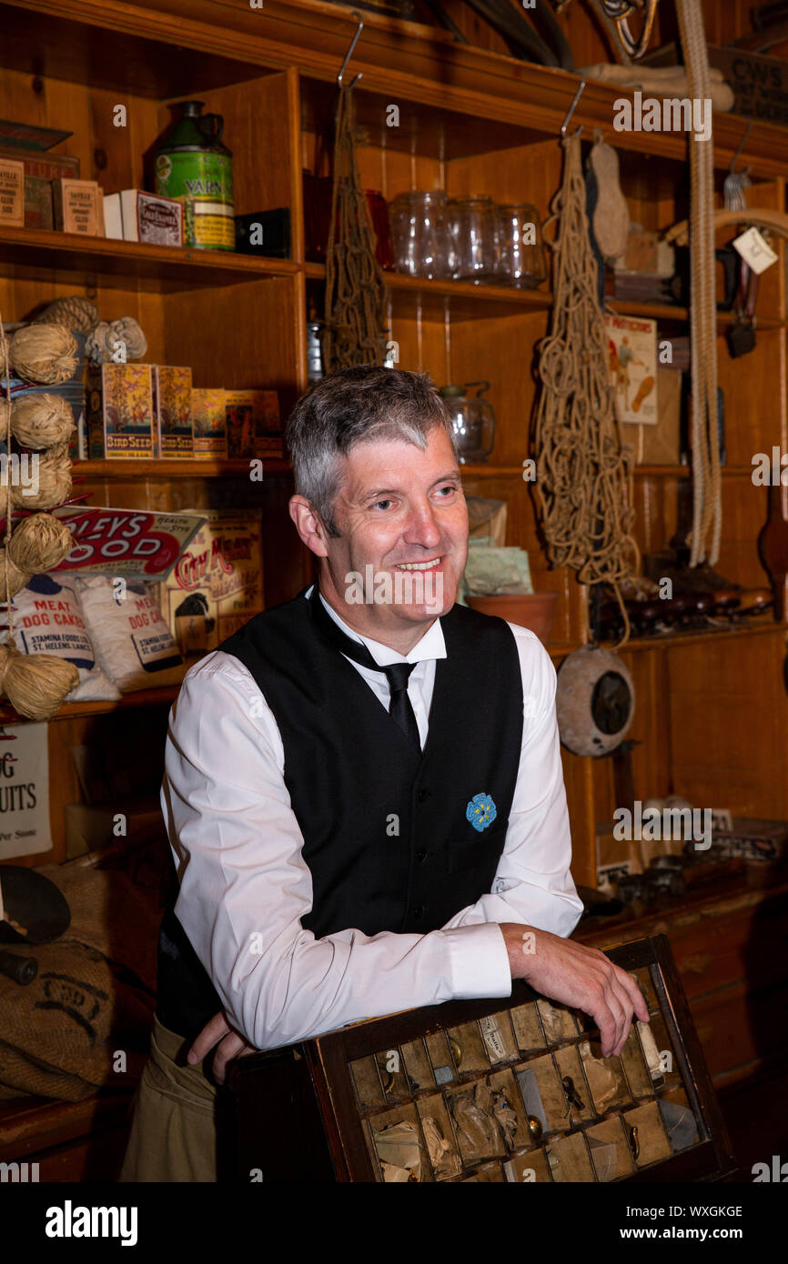 UK, County Durham, Beamish, Museum, Stadt, kostümierte freiwillig hinter Counter von Annfield Plain industrielle Co-Op shop Stockfoto