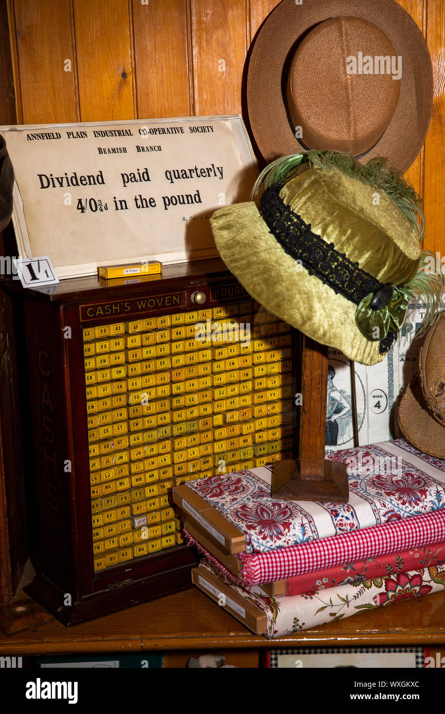 UK, County Durham, Beamish, Museum, Stadt, Arnfield Plain industrielle Co-Op shop, Kurzwaren, cloche Hüte auf Anzeige durch Dividende Zeichen Stockfoto