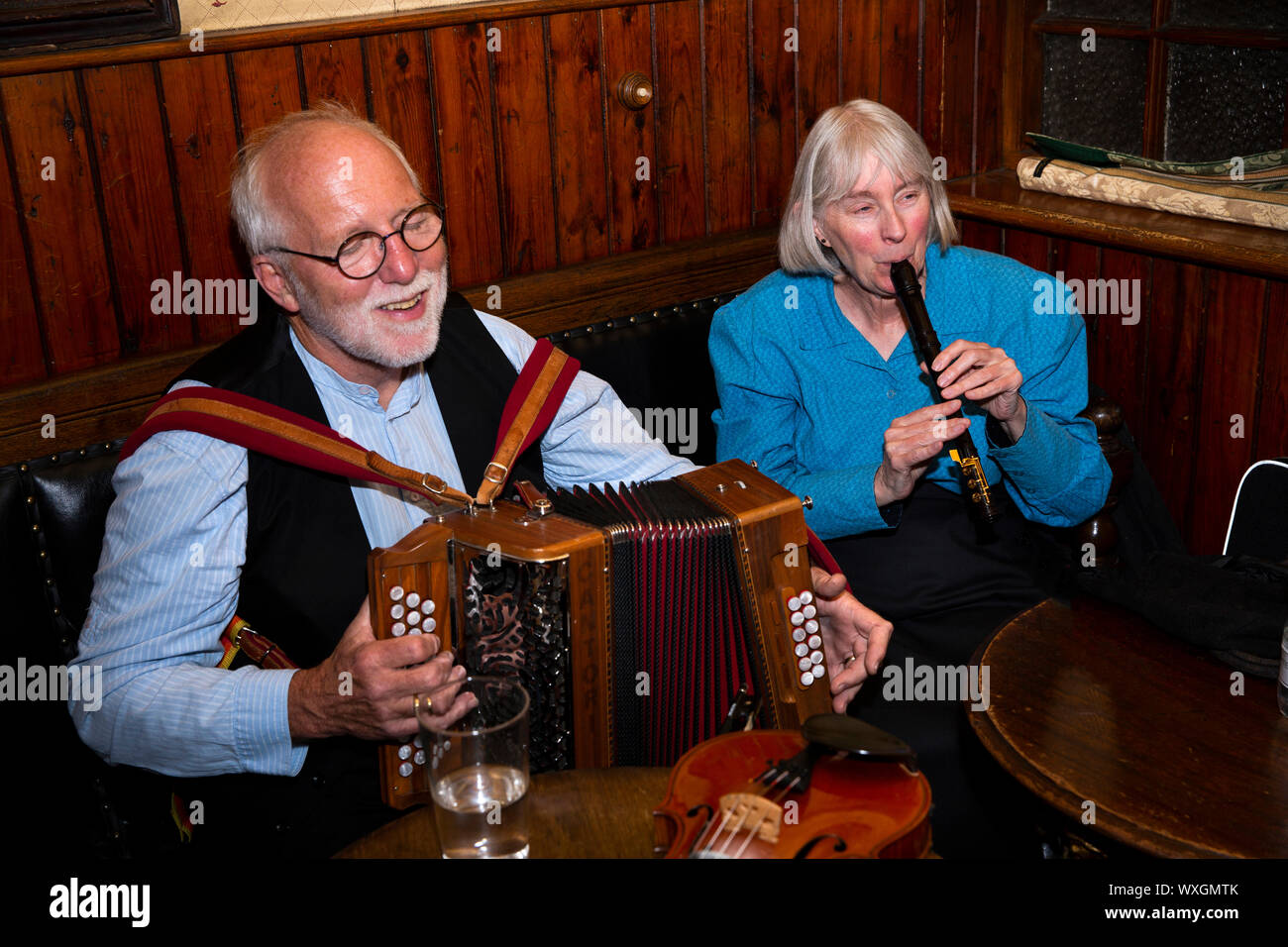UK, County Durham, Beamish, Museum, Stadt, Main Street, Dsun Inn Pub, Folk Musiker spielen Akkordeon und Blockflöte in Zurück Zimmer Stockfoto