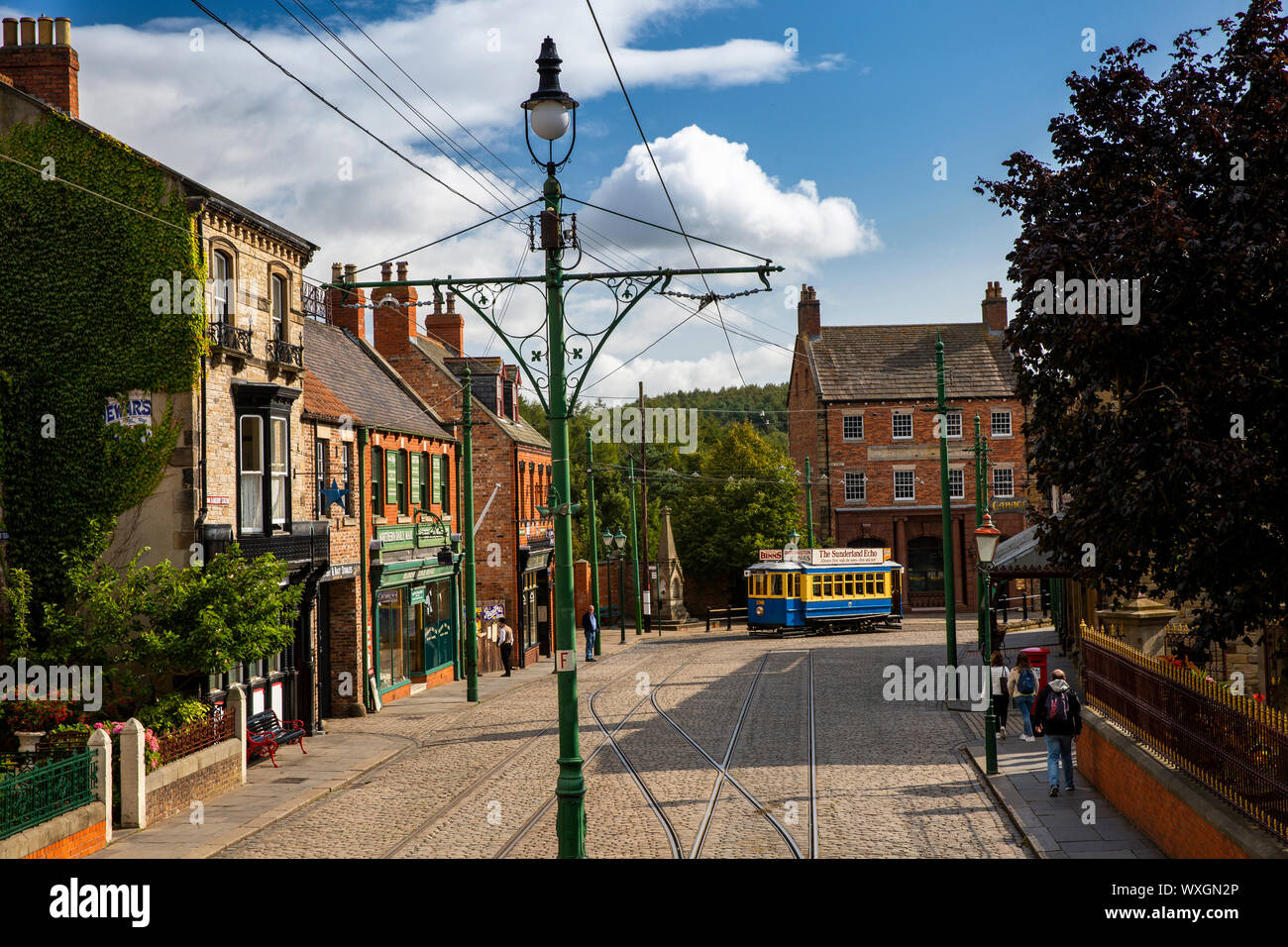 UK, County Durham, Beamish, Museum, Stadt, Main Street mit ihren Geschäften und Straßenbahn Stockfoto