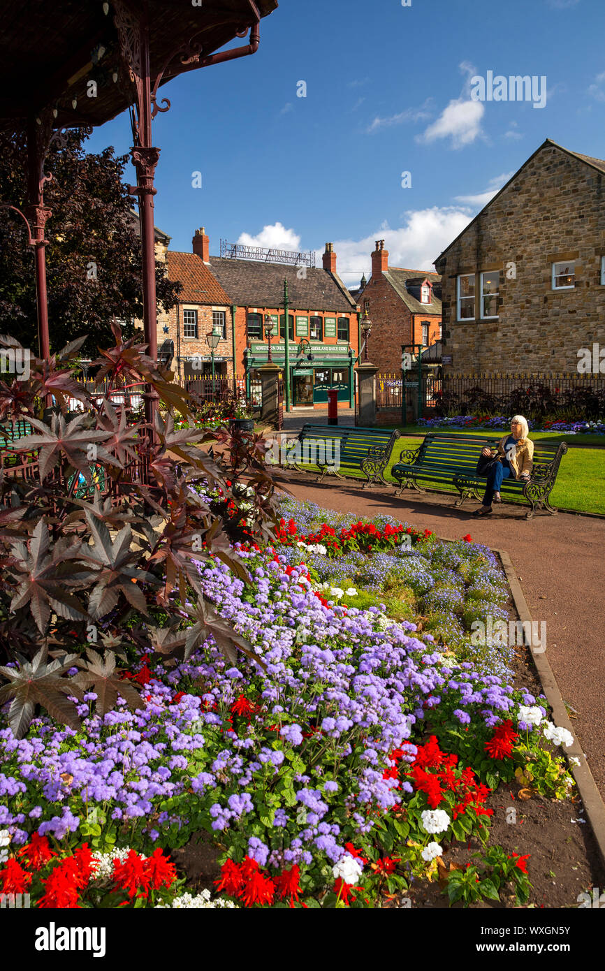 UK, County Durham, Beamish, Museum, Stadt, Main Street, Blumen Pflanzen neben Musikpavillon in Redman Park Stockfoto