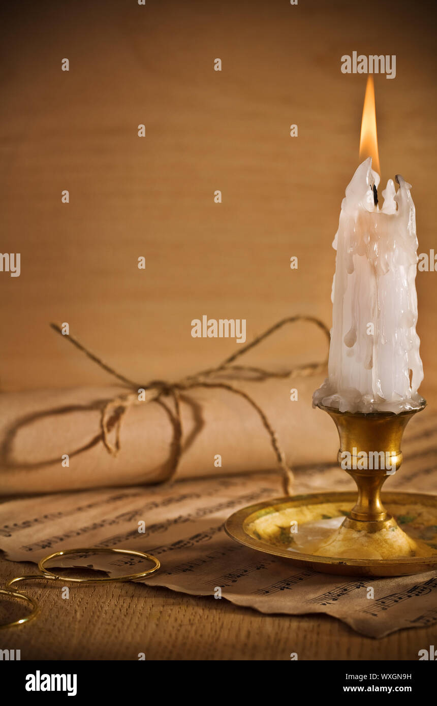antiken Kerze am Tisch mit Noten Stockfoto