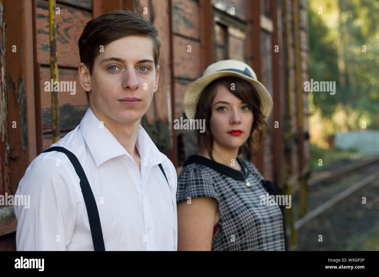 Retro-hip Hipster Romantisches Liebespaar im Vintage Zug Einstellung Stockfoto