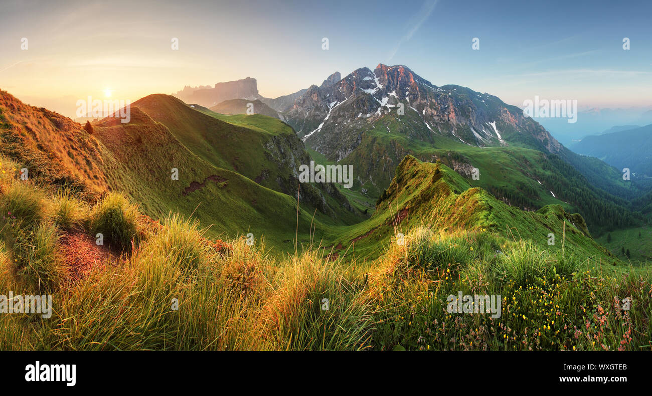 Mountain sunrise Panorama der Dolomiten, Passo Giau Stockfoto