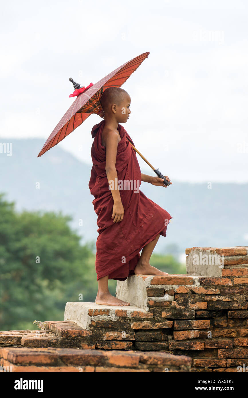 Bagan, Myanmar - ein Anfänger Mönch mit rotem Dach klettert, antike Tempel Stockfoto