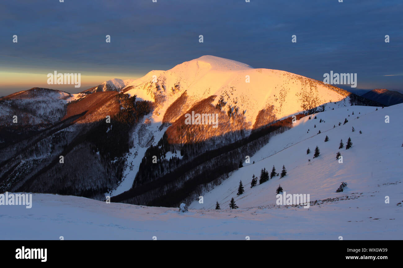Stoh Peak im Winter bei Sonnenaufgang Stockfoto