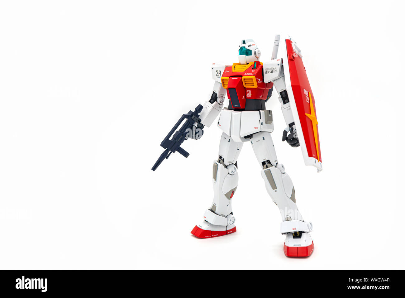 Bangkok, Thailand - 15. September 2019: Gundam scale Modelle aus Kunststoff auf weißem Hintergrund. Stockfoto