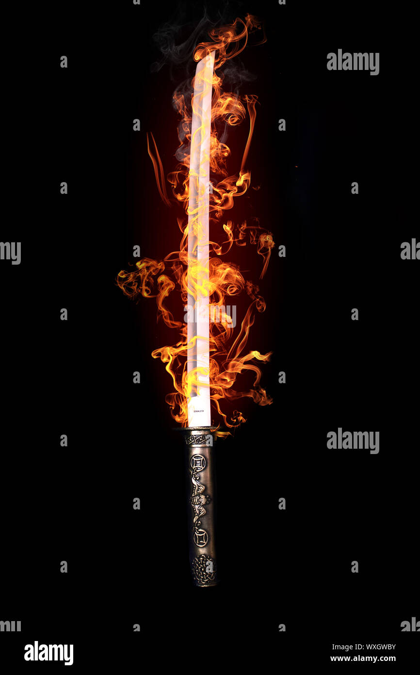 Japanisches Schwert in Flammen Stockfoto