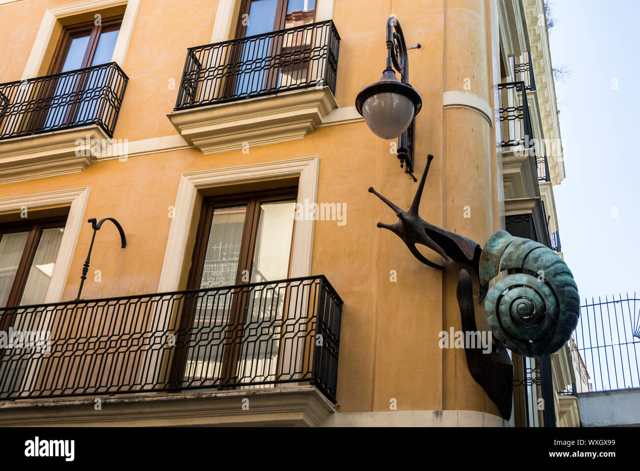 Eine große Schnecke aus Metall schmückt die Außenseite eines Gebäudes in Sevilla, Spanien Stockfoto