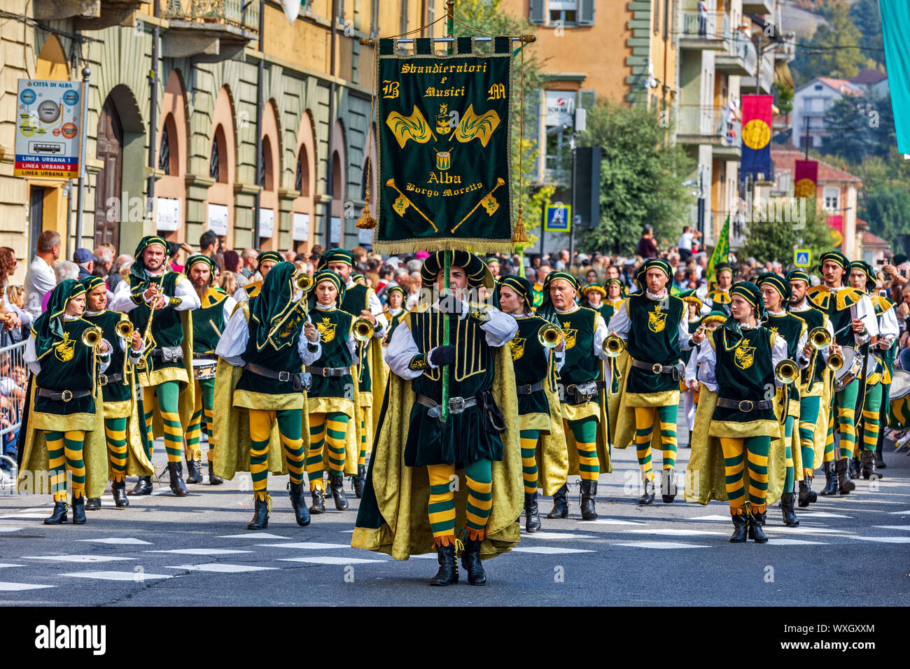 Umzug in historischen Kleidern auf mittelalterlichen Parade - traditioneller Teil der Feierlichkeiten während der jährlichen Weiß Trüffelfest in Alba, Italien. Stockfoto