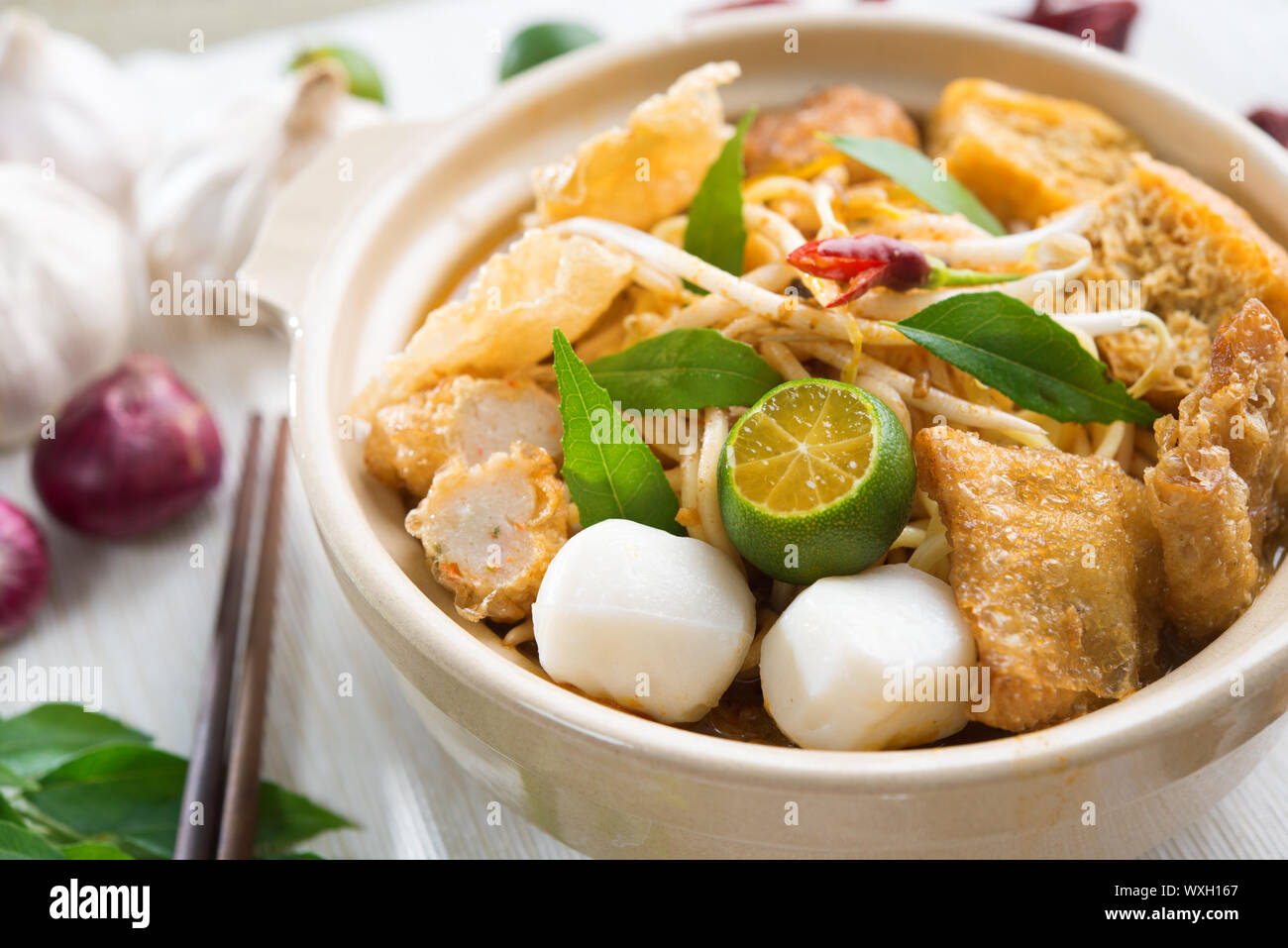 Scharf und würzig Singapur Curry Nudel. Eine beliebte traditionelle scharfe Nudelsuppe in Malaysia und Singapur Stockfoto