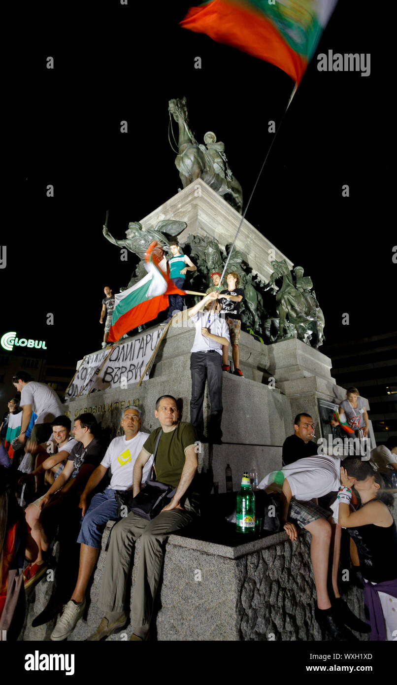 Sofia, Bulgarien - 18. Juni 2013: Bulgaren protestieren vor dem Parlament, kletterte auf die 'König der Befreier" Denkmal, ihre neu Anspruchsvolle Stockfoto