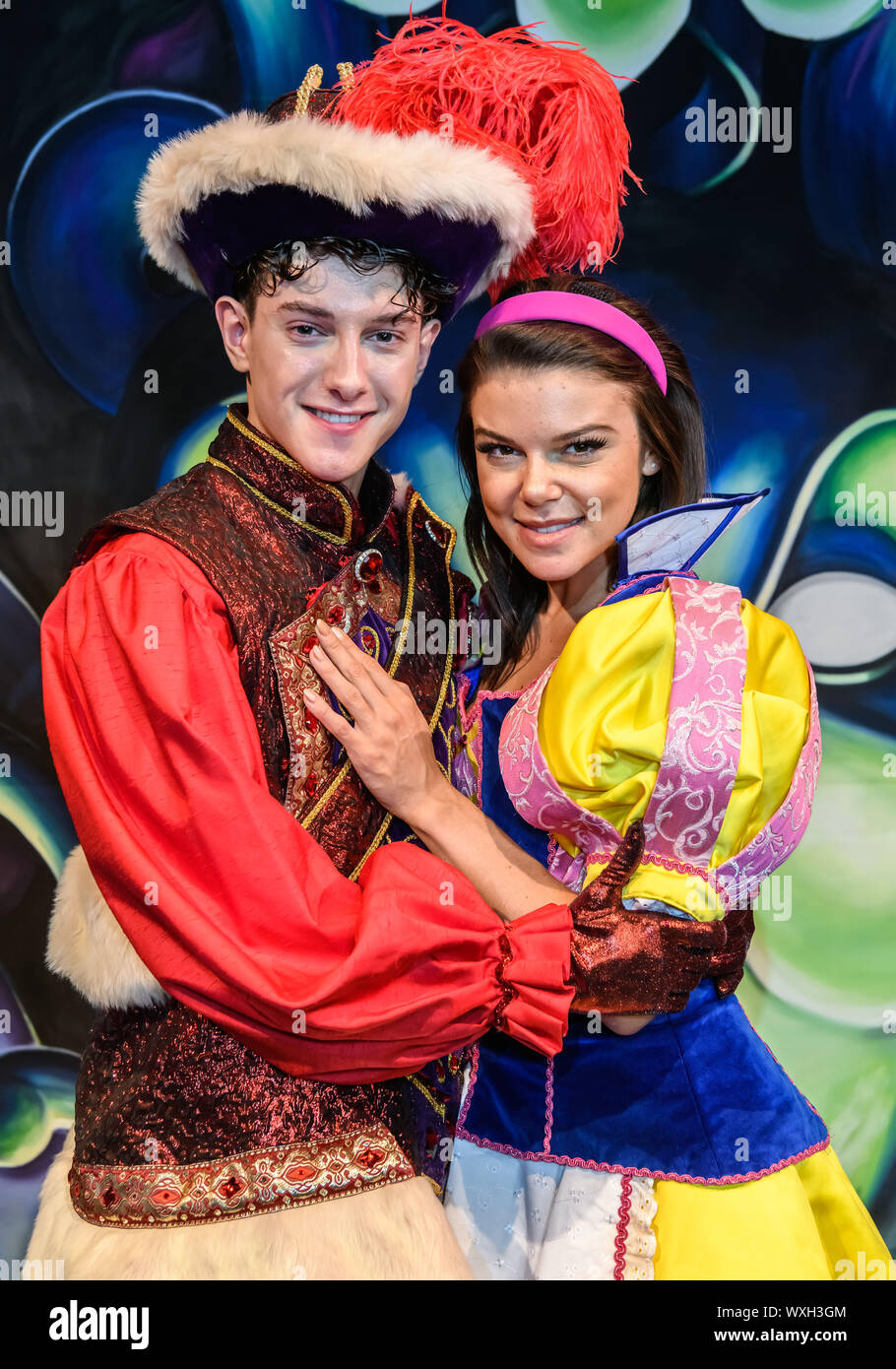 Faye Brookes als Schneewittchen. Birmingham GROSSBRITANNIEN. 16. September 2019. Die Besetzung der gerechtesten Panto in das Land kamen zusammen zum ersten Mal im Kostüm zu offiziell Schneewittchen und die sieben Zwerge, die in Birmingham Hippodrome ab Samstag, 21. Dezember 2019 - Sonntag, 2. Februar 2020 spielt. Abgebildet ist Faye Brookes als Schneewittchen und Jac Schafgarbe als Prinz. Foto: Simon Hadley/Alamy Leben Nachrichten. Stockfoto