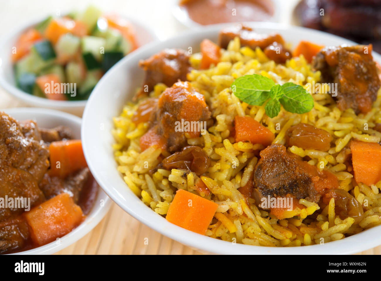 Arabischer Reis, Ramadan Essen im Nahen Osten, in der Regel mit Tandoor-Ofen Lamm serviert. Orientalische Speisen. Stockfoto