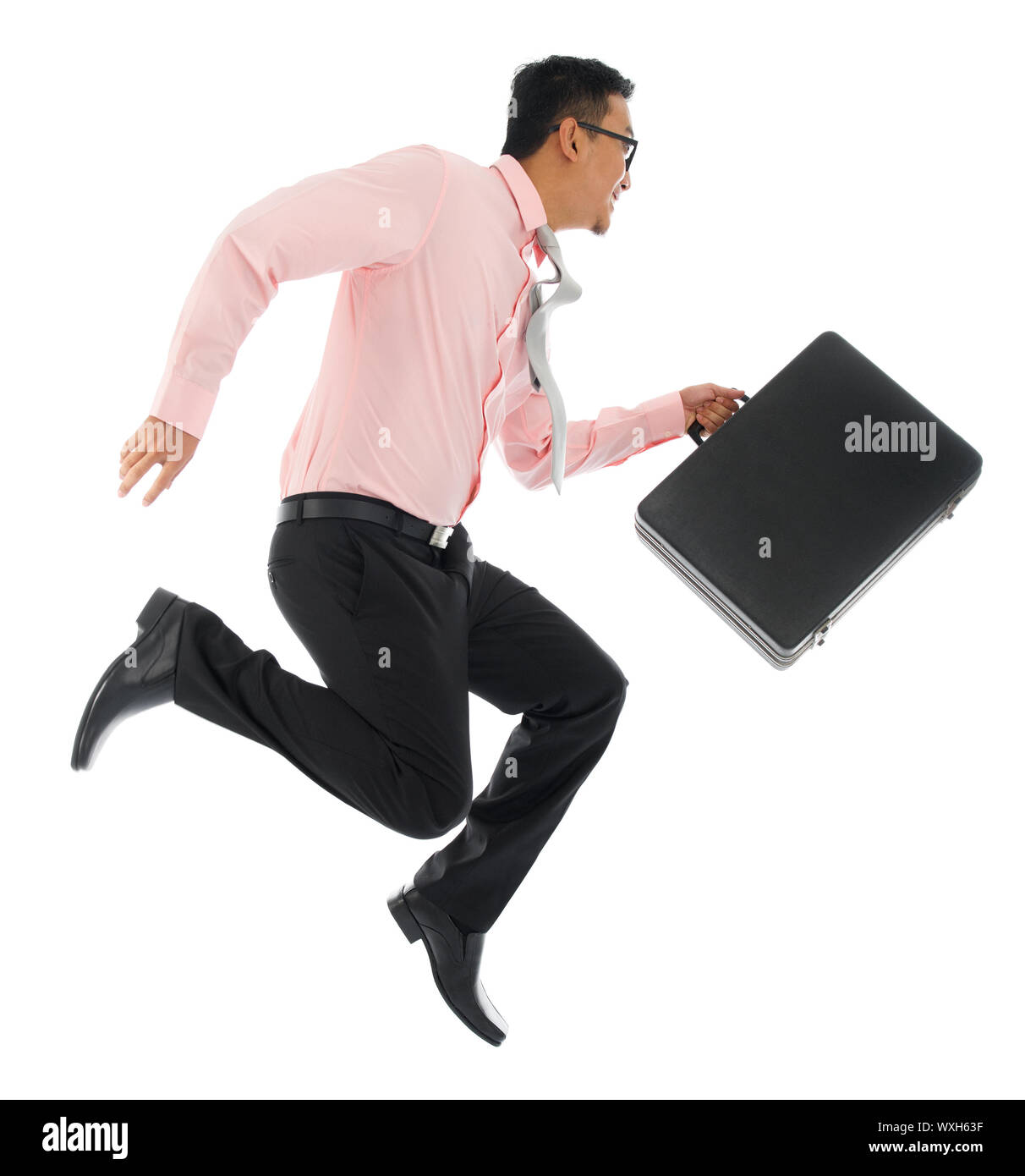 Ganzkörper junge asiatische Geschäftsmann laufen oder springen Sie mit einer Aktentasche, isoliert auf weißem Hintergrund Stockfoto