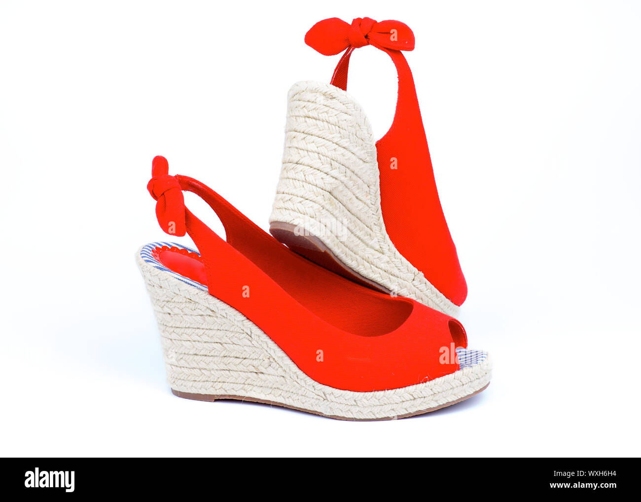 Espadrilles. Die Frau rot Wicker High Heels Schuhe isoliert auf weißem Hintergrund Stockfoto