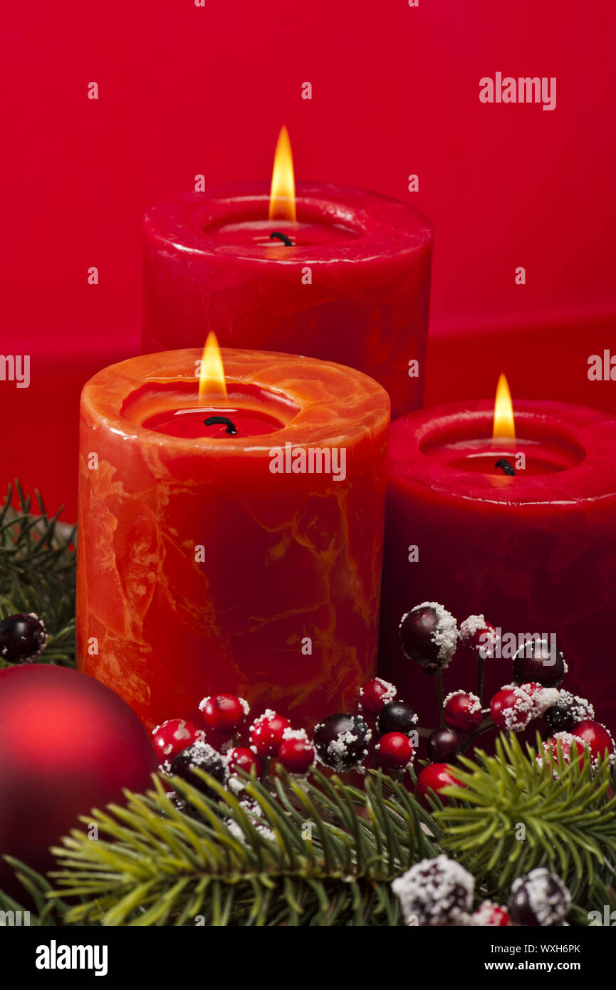 Red Adventskranz mit Kerzen Stockfoto