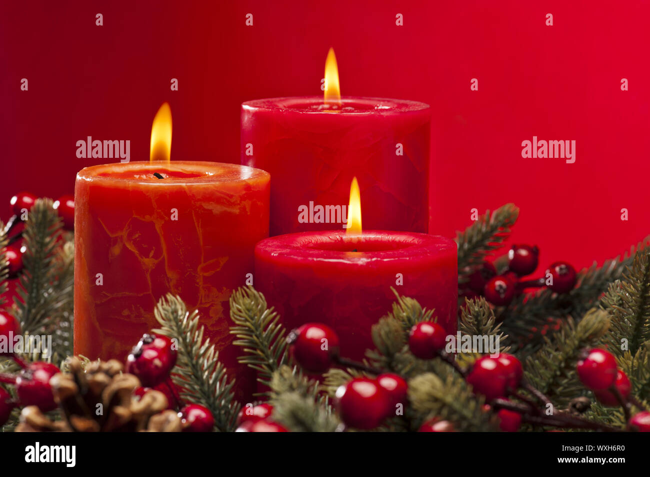 Red Adventskranz mit Kerzen Stockfoto