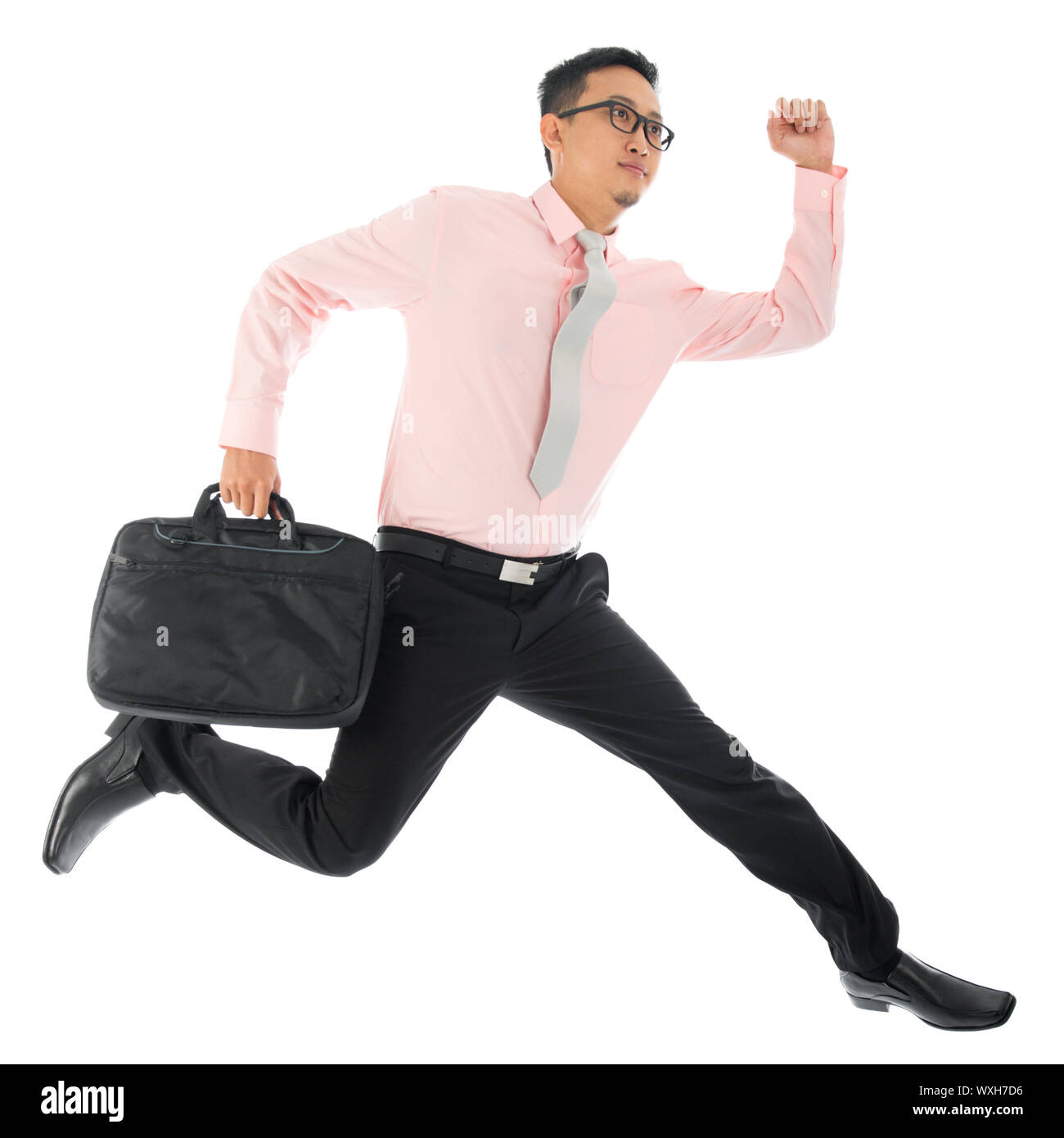 Ganzkörper junge asiatische Geschäftsmann laufen oder springen Sie mit einer Aktentasche, isoliert auf weißem Hintergrund Stockfoto