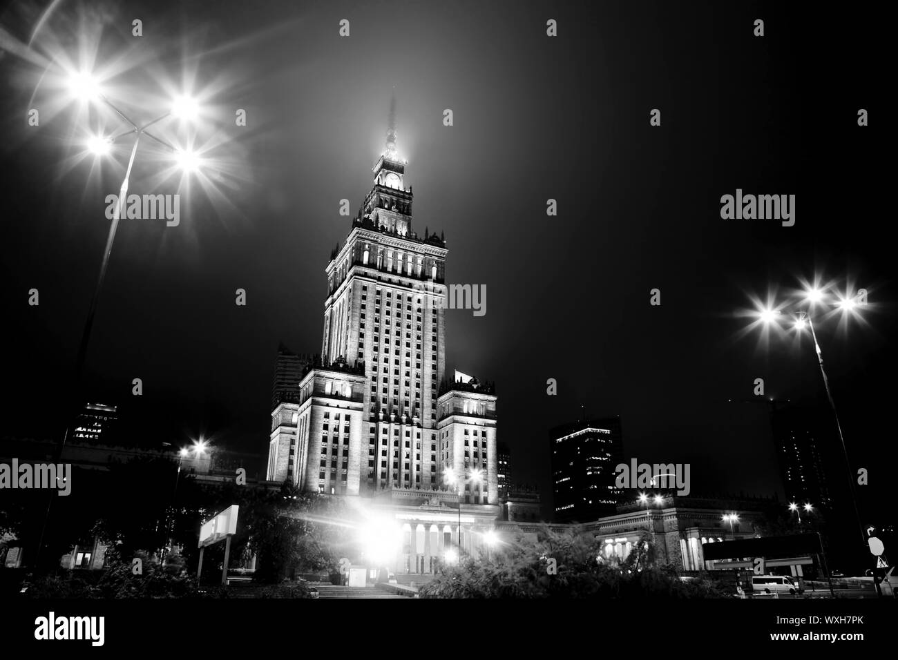 Warschau, Polen downtown Skyline bei Nacht in schwarz und weiß. Der Palast der Kultur und Wissenschaft - Palac Kultury ich Nauki Stockfoto