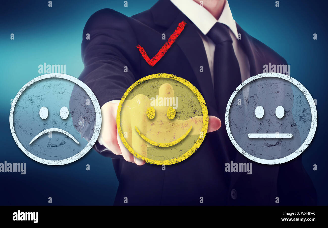 Business-Mann zeigt ein gelbes Smiley-Gesicht Stockfoto