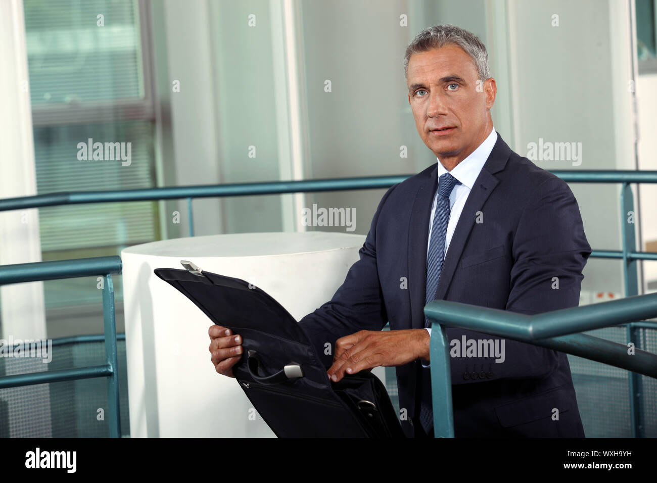 Eröffnung der Executive Aktentasche Stockfoto