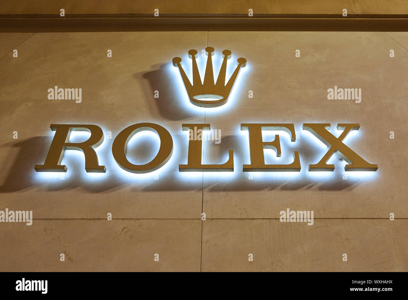 MONTE CARLO, MONACO - 20. AUGUST 2016: Rolex Luxusuhren Store anmelden in der Nacht in Monte Carlo, Monaco beleuchtet. Stockfoto