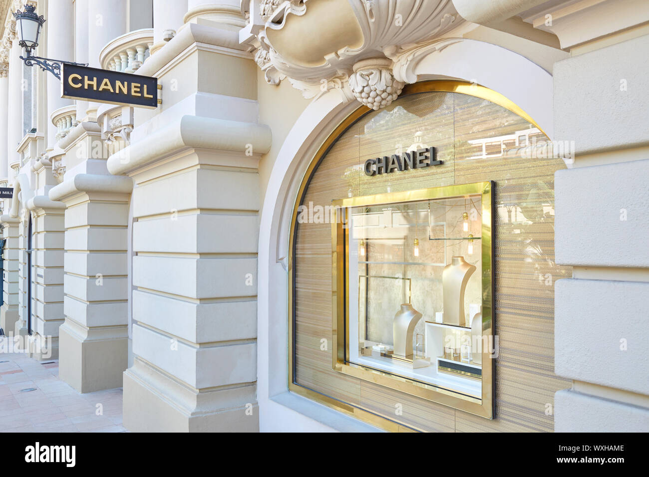 MONTE CARLO, MONACO - 21. AUGUST 2016: Chanel Mode und Schmuck Luxus store Fenster leer in Monte Carlo, Monaco. Stockfoto