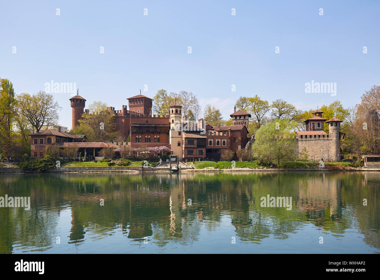 TURIN, Italien, 31. MÄRZ 2019: Borgo Medievale, mittelalterliche Dorf und Schloss mit Po an einem sonnigen Tag, Clear blue sky in Piemont, Turin, Italien. Stockfoto