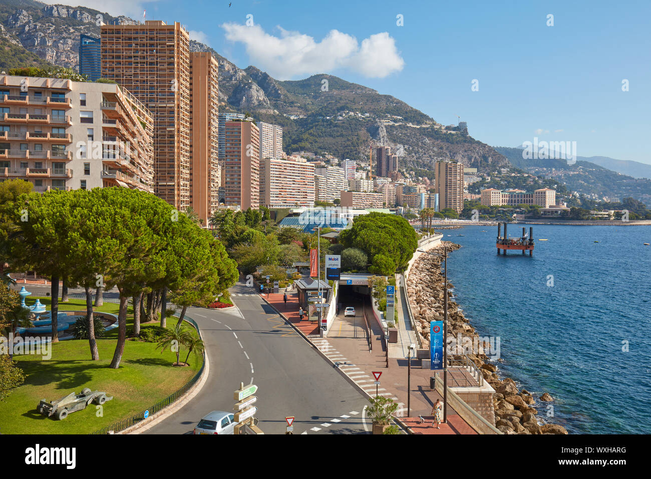 MONTE CARLO, MONACO - 21. AUGUST 2015: Monte Carlo Küste mit seinen Wolkenkratzern, Pinien und Meer an einem sonnigen Sommertag in Monaco Stockfoto